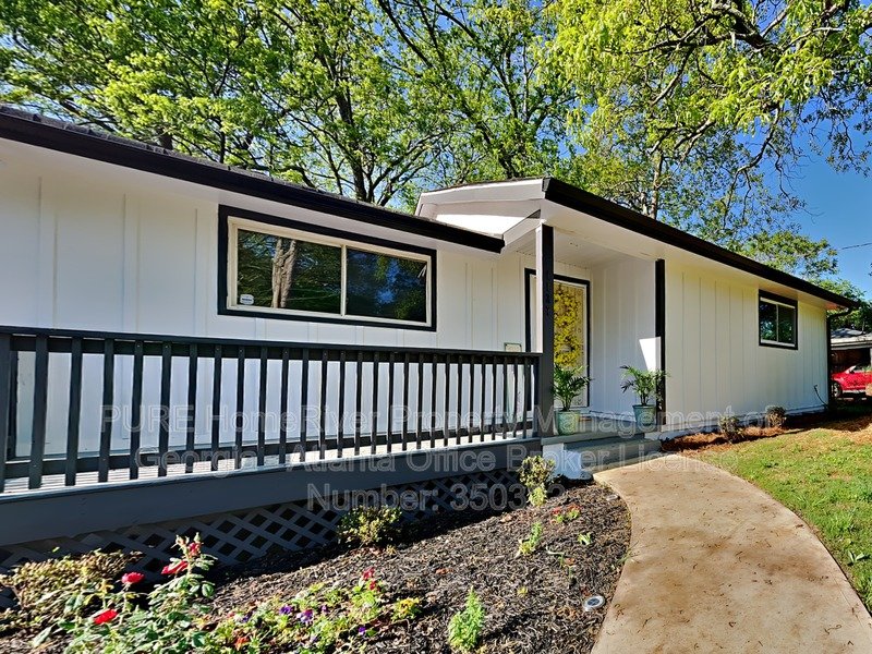 3 Bedroom Rental – 1127 Valley View Rd SE, Atlanta, GA, 30315-7625